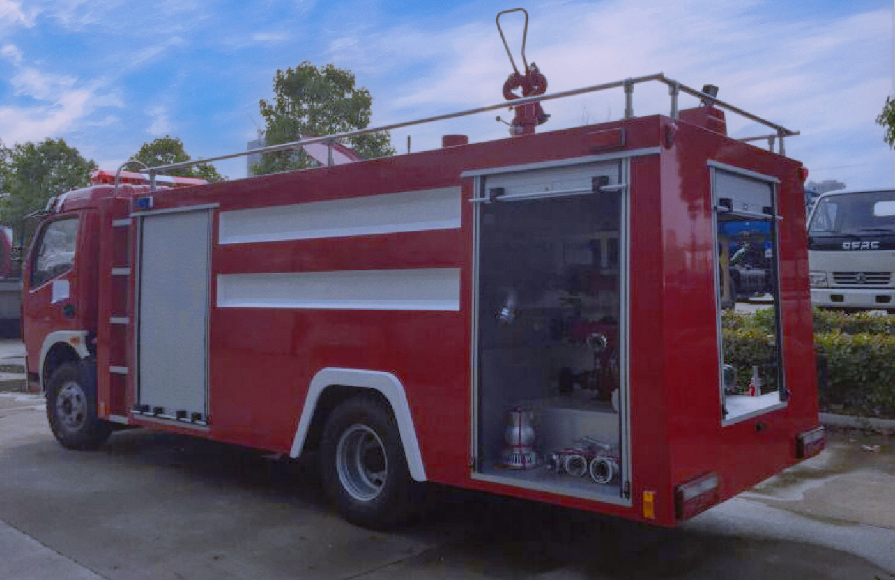 中潔牌單排5噸東風(fēng)多利卡水罐消防車(chē)