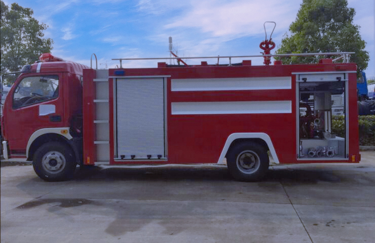 中潔牌單排5噸東風(fēng)多利卡水罐消防車(chē)